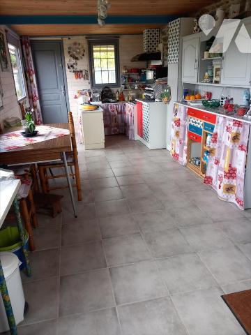 CARENTOIR, en campagne, grande longère à vendre.