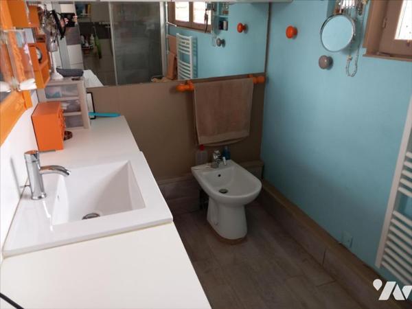 CARENTOIR, en campagne, grande longère à vendre.