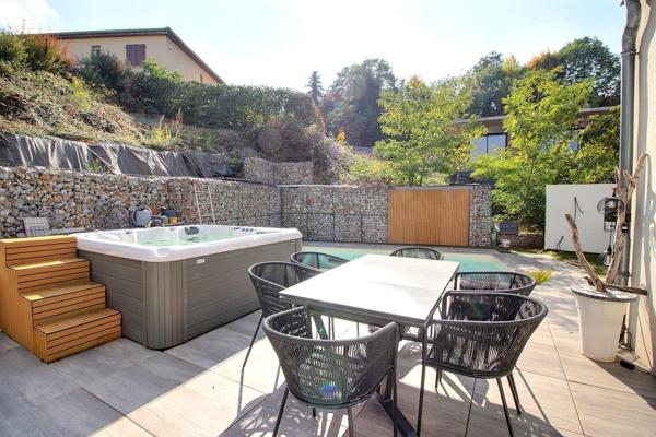 Maison 147m² habitables, 4 chambres dont un studio indépendant, piscine et spa