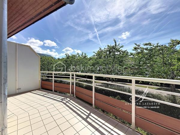 Vous recherchez un appartement spacieux, lumineux et prêt à accueillir votre famille ? Ce magnifique duplex T4 a tout pour vous séduire sur la commune de VIEUGY !

Dès l'entrée, vous découvrirez un intérieur bien agencé avec de nombreux rangements. Le séjour, baigné de lumière naturelle, constitue un véritable espace de vie convivial. La cuisine séparée, aménagée et équipée, offre un cadre pratique pour le quotidien. Un WC indépendant complète ce premier niveau.

À l'étage, l'espace nuit se compose de trois chambres lumineuses, idéales pour accueillir une famille ou aménager un bureau selon vos besoins. Une salle d'eau ainsi qu'une buanderie et une petite mezzanine viennent compléter ce niveau.

À l'extérieur, vous profiterez d'une grande terrasse, véritable prolongement de l'espace de vie, parfaite pour les repas en plein air et les moments de détente.

L'appartement dispose également d'une cave privative, idéale pour le stockage.

Quelques travaux de rafraîchissement permettront de révéler tout le potentiel de ce bien et de le mettre à votre goût, faisant de cet appartement une belle opportunité pour créer un intérieur qui vous ressemble.

Un garage est également disponible en supplément, un véritable petit plus pour votre confort au quotidien.

Les atouts du bien :

- Appartement T4 en duplex
- Grande terrasse
- Lumineux
- Cuisine séparée aménagée et équipée
- Nombreux rangements
- Salle d'eau
- Petite Buanderie
- WC indépendant
- Cave privative
- Garage possible en supplément
- Beau potentiel après rafraîchissement

Un bien rare offrant espace, luminosité et qualité de vie, à découvrir sans tarder !

Emplacement idéal, situé dans un quartier très calme et paisible, proche des petits commerces à pied, de la Zone commerciale et de l'Autoroute.

Ne tardez pas, contactez-moi pour organiser une visite et découvrir tout son potentiel.