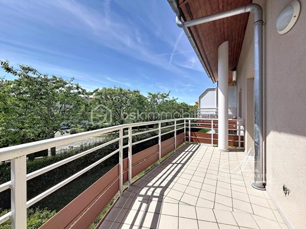 Vous recherchez un appartement spacieux, lumineux et prêt à accueillir votre famille ? Ce magnifique duplex T4 a tout pour vous séduire sur la commune de VIEUGY !

Dès l'entrée, vous découvrirez un intérieur bien agencé avec de nombreux rangements. Le séjour, baigné de lumière naturelle, constitue un véritable espace de vie convivial. La cuisine séparée, aménagée et équipée, offre un cadre pratique pour le quotidien. Un WC indépendant complète ce premier niveau.

À l'étage, l'espace nuit se compose de trois chambres lumineuses, idéales pour accueillir une famille ou aménager un bureau selon vos besoins. Une salle d'eau ainsi qu'une buanderie et une petite mezzanine viennent compléter ce niveau.

À l'extérieur, vous profiterez d'une grande terrasse, véritable prolongement de l'espace de vie, parfaite pour les repas en plein air et les moments de détente.

L'appartement dispose également d'une cave privative, idéale pour le stockage.

Quelques travaux de rafraîchissement permettront de révéler tout le potentiel de ce bien et de le mettre à votre goût, faisant de cet appartement une belle opportunité pour créer un intérieur qui vous ressemble.

Un garage est également disponible en supplément, un véritable petit plus pour votre confort au quotidien.

Les atouts du bien :

- Appartement T4 en duplex
- Grande terrasse
- Lumineux
- Cuisine séparée aménagée et équipée
- Nombreux rangements
- Salle d'eau
- Petite Buanderie
- WC indépendant
- Cave privative
- Garage possible en supplément
- Beau potentiel après rafraîchissement

Un bien rare offrant espace, luminosité et qualité de vie, à découvrir sans tarder !

Emplacement idéal, situé dans un quartier très calme et paisible, proche des petits commerces à pied, de la Zone commerciale et de l'Autoroute.

Ne tardez pas, contactez-moi pour organiser une visite et découvrir tout son potentiel.