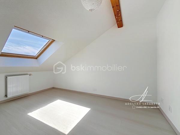 Vous recherchez un appartement spacieux, lumineux et prêt à accueillir votre famille ? Ce magnifique duplex T4 a tout pour vous séduire sur la commune de VIEUGY !

Dès l'entrée, vous découvrirez un intérieur bien agencé avec de nombreux rangements. Le séjour, baigné de lumière naturelle, constitue un véritable espace de vie convivial. La cuisine séparée, aménagée et équipée, offre un cadre pratique pour le quotidien. Un WC indépendant complète ce premier niveau.

À l'étage, l'espace nuit se compose de trois chambres lumineuses, idéales pour accueillir une famille ou aménager un bureau selon vos besoins. Une salle d'eau ainsi qu'une buanderie et une petite mezzanine viennent compléter ce niveau.

À l'extérieur, vous profiterez d'une grande terrasse, véritable prolongement de l'espace de vie, parfaite pour les repas en plein air et les moments de détente.

L'appartement dispose également d'une cave privative, idéale pour le stockage.

Quelques travaux de rafraîchissement permettront de révéler tout le potentiel de ce bien et de le mettre à votre goût, faisant de cet appartement une belle opportunité pour créer un intérieur qui vous ressemble.

Un garage est également disponible en supplément, un véritable petit plus pour votre confort au quotidien.

Les atouts du bien :

- Appartement T4 en duplex
- Grande terrasse
- Lumineux
- Cuisine séparée aménagée et équipée
- Nombreux rangements
- Salle d'eau
- Petite Buanderie
- WC indépendant
- Cave privative
- Garage possible en supplément
- Beau potentiel après rafraîchissement

Un bien rare offrant espace, luminosité et qualité de vie, à découvrir sans tarder !

Emplacement idéal, situé dans un quartier très calme et paisible, proche des petits commerces à pied, de la Zone commerciale et de l'Autoroute.

Ne tardez pas, contactez-moi pour organiser une visite et découvrir tout son potentiel.