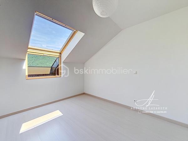 Vous recherchez un appartement spacieux, lumineux et prêt à accueillir votre famille ? Ce magnifique duplex T4 a tout pour vous séduire sur la commune de VIEUGY !

Dès l'entrée, vous découvrirez un intérieur bien agencé avec de nombreux rangements. Le séjour, baigné de lumière naturelle, constitue un véritable espace de vie convivial. La cuisine séparée, aménagée et équipée, offre un cadre pratique pour le quotidien. Un WC indépendant complète ce premier niveau.

À l'étage, l'espace nuit se compose de trois chambres lumineuses, idéales pour accueillir une famille ou aménager un bureau selon vos besoins. Une salle d'eau ainsi qu'une buanderie et une petite mezzanine viennent compléter ce niveau.

À l'extérieur, vous profiterez d'une grande terrasse, véritable prolongement de l'espace de vie, parfaite pour les repas en plein air et les moments de détente.

L'appartement dispose également d'une cave privative, idéale pour le stockage.

Quelques travaux de rafraîchissement permettront de révéler tout le potentiel de ce bien et de le mettre à votre goût, faisant de cet appartement une belle opportunité pour créer un intérieur qui vous ressemble.

Un garage est également disponible en supplément, un véritable petit plus pour votre confort au quotidien.

Les atouts du bien :

- Appartement T4 en duplex
- Grande terrasse
- Lumineux
- Cuisine séparée aménagée et équipée
- Nombreux rangements
- Salle d'eau
- Petite Buanderie
- WC indépendant
- Cave privative
- Garage possible en supplément
- Beau potentiel après rafraîchissement

Un bien rare offrant espace, luminosité et qualité de vie, à découvrir sans tarder !

Emplacement idéal, situé dans un quartier très calme et paisible, proche des petits commerces à pied, de la Zone commerciale et de l'Autoroute.

Ne tardez pas, contactez-moi pour organiser une visite et découvrir tout son potentiel.