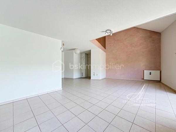 Vous recherchez un appartement spacieux, lumineux et prêt à accueillir votre famille ? Ce magnifique duplex T4 a tout pour vous séduire sur la commune de VIEUGY !

Dès l'entrée, vous découvrirez un intérieur bien agencé avec de nombreux rangements. Le séjour, baigné de lumière naturelle, constitue un véritable espace de vie convivial. La cuisine séparée, aménagée et équipée, offre un cadre pratique pour le quotidien. Un WC indépendant complète ce premier niveau.

À l'étage, l'espace nuit se compose de trois chambres lumineuses, idéales pour accueillir une famille ou aménager un bureau selon vos besoins. Une salle d'eau ainsi qu'une buanderie et une petite mezzanine viennent compléter ce niveau.

À l'extérieur, vous profiterez d'une grande terrasse, véritable prolongement de l'espace de vie, parfaite pour les repas en plein air et les moments de détente.

L'appartement dispose également d'une cave privative, idéale pour le stockage.

Quelques travaux de rafraîchissement permettront de révéler tout le potentiel de ce bien et de le mettre à votre goût, faisant de cet appartement une belle opportunité pour créer un intérieur qui vous ressemble.

Un garage est également disponible en supplément, un véritable petit plus pour votre confort au quotidien.

Les atouts du bien :

- Appartement T4 en duplex
- Grande terrasse
- Lumineux
- Cuisine séparée aménagée et équipée
- Nombreux rangements
- Salle d'eau
- Petite Buanderie
- WC indépendant
- Cave privative
- Garage possible en supplément
- Beau potentiel après rafraîchissement

Un bien rare offrant espace, luminosité et qualité de vie, à découvrir sans tarder !

Emplacement idéal, situé dans un quartier très calme et paisible, proche des petits commerces à pied, de la Zone commerciale et de l'Autoroute.

Ne tardez pas, contactez-moi pour organiser une visite et découvrir tout son potentiel.
