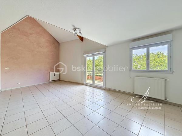 Vous recherchez un appartement spacieux, lumineux et prêt à accueillir votre famille ? Ce magnifique duplex T4 a tout pour vous séduire sur la commune de VIEUGY !

Dès l'entrée, vous découvrirez un intérieur bien agencé avec de nombreux rangements. Le séjour, baigné de lumière naturelle, constitue un véritable espace de vie convivial. La cuisine séparée, aménagée et équipée, offre un cadre pratique pour le quotidien. Un WC indépendant complète ce premier niveau.

À l'étage, l'espace nuit se compose de trois chambres lumineuses, idéales pour accueillir une famille ou aménager un bureau selon vos besoins. Une salle d'eau ainsi qu'une buanderie et une petite mezzanine viennent compléter ce niveau.

À l'extérieur, vous profiterez d'une grande terrasse, véritable prolongement de l'espace de vie, parfaite pour les repas en plein air et les moments de détente.

L'appartement dispose également d'une cave privative, idéale pour le stockage.

Quelques travaux de rafraîchissement permettront de révéler tout le potentiel de ce bien et de le mettre à votre goût, faisant de cet appartement une belle opportunité pour créer un intérieur qui vous ressemble.

Un garage est également disponible en supplément, un véritable petit plus pour votre confort au quotidien.

Les atouts du bien :

- Appartement T4 en duplex
- Grande terrasse
- Lumineux
- Cuisine séparée aménagée et équipée
- Nombreux rangements
- Salle d'eau
- Petite Buanderie
- WC indépendant
- Cave privative
- Garage possible en supplément
- Beau potentiel après rafraîchissement

Un bien rare offrant espace, luminosité et qualité de vie, à découvrir sans tarder !

Emplacement idéal, situé dans un quartier très calme et paisible, proche des petits commerces à pied, de la Zone commerciale et de l'Autoroute.

Ne tardez pas, contactez-moi pour organiser une visite et découvrir tout son potentiel.