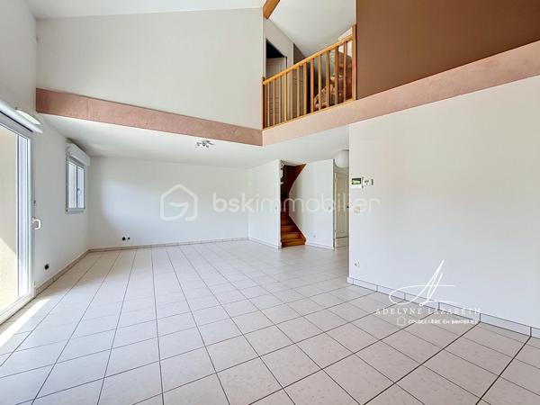 Vous recherchez un appartement spacieux, lumineux et prêt à accueillir votre famille ? Ce magnifique duplex T4 a tout pour vous séduire sur la commune de VIEUGY !

Dès l'entrée, vous découvrirez un intérieur bien agencé avec de nombreux rangements. Le séjour, baigné de lumière naturelle, constitue un véritable espace de vie convivial. La cuisine séparée, aménagée et équipée, offre un cadre pratique pour le quotidien. Un WC indépendant complète ce premier niveau.

À l'étage, l'espace nuit se compose de trois chambres lumineuses, idéales pour accueillir une famille ou aménager un bureau selon vos besoins. Une salle d'eau ainsi qu'une buanderie et une petite mezzanine viennent compléter ce niveau.

À l'extérieur, vous profiterez d'une grande terrasse, véritable prolongement de l'espace de vie, parfaite pour les repas en plein air et les moments de détente.

L'appartement dispose également d'une cave privative, idéale pour le stockage.

Quelques travaux de rafraîchissement permettront de révéler tout le potentiel de ce bien et de le mettre à votre goût, faisant de cet appartement une belle opportunité pour créer un intérieur qui vous ressemble.

Un garage est également disponible en supplément, un véritable petit plus pour votre confort au quotidien.

Les atouts du bien :

- Appartement T4 en duplex
- Grande terrasse
- Lumineux
- Cuisine séparée aménagée et équipée
- Nombreux rangements
- Salle d'eau
- Petite Buanderie
- WC indépendant
- Cave privative
- Garage possible en supplément
- Beau potentiel après rafraîchissement

Un bien rare offrant espace, luminosité et qualité de vie, à découvrir sans tarder !

Emplacement idéal, situé dans un quartier très calme et paisible, proche des petits commerces à pied, de la Zone commerciale et de l'Autoroute.

Ne tardez pas, contactez-moi pour organiser une visite et découvrir tout son potentiel.