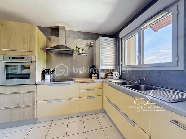 Vous recherchez un appartement spacieux, lumineux et prêt à accueillir votre famille ? Ce magnifique duplex T4 a tout pour vous séduire sur la commune de VIEUGY !

Dès l'entrée, vous découvrirez un intérieur bien agencé avec de nombreux rangements. Le séjour, baigné de lumière naturelle, constitue un véritable espace de vie convivial. La cuisine séparée, aménagée et équipée, offre un cadre pratique pour le quotidien. Un WC indépendant complète ce premier niveau.

À l'étage, l'espace nuit se compose de trois chambres lumineuses, idéales pour accueillir une famille ou aménager un bureau selon vos besoins. Une salle d'eau ainsi qu'une buanderie et une petite mezzanine viennent compléter ce niveau.

À l'extérieur, vous profiterez d'une grande terrasse, véritable prolongement de l'espace de vie, parfaite pour les repas en plein air et les moments de détente.

L'appartement dispose également d'une cave privative, idéale pour le stockage.

Quelques travaux de rafraîchissement permettront de révéler tout le potentiel de ce bien et de le mettre à votre goût, faisant de cet appartement une belle opportunité pour créer un intérieur qui vous ressemble.

Un garage est également disponible en supplément, un véritable petit plus pour votre confort au quotidien.

Les atouts du bien :

- Appartement T4 en duplex
- Grande terrasse
- Lumineux
- Cuisine séparée aménagée et équipée
- Nombreux rangements
- Salle d'eau
- Petite Buanderie
- WC indépendant
- Cave privative
- Garage possible en supplément
- Beau potentiel après rafraîchissement

Un bien rare offrant espace, luminosité et qualité de vie, à découvrir sans tarder !

Emplacement idéal, situé dans un quartier très calme et paisible, proche des petits commerces à pied, de la Zone commerciale et de l'Autoroute.

Ne tardez pas, contactez-moi pour organiser une visite et découvrir tout son potentiel.