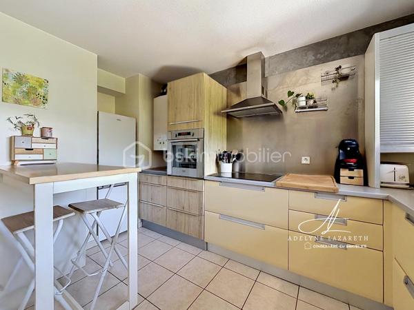 Vous recherchez un appartement spacieux, lumineux et prêt à accueillir votre famille ? Ce magnifique duplex T4 a tout pour vous séduire sur la commune de VIEUGY !

Dès l'entrée, vous découvrirez un intérieur bien agencé avec de nombreux rangements. Le séjour, baigné de lumière naturelle, constitue un véritable espace de vie convivial. La cuisine séparée, aménagée et équipée, offre un cadre pratique pour le quotidien. Un WC indépendant complète ce premier niveau.

À l'étage, l'espace nuit se compose de trois chambres lumineuses, idéales pour accueillir une famille ou aménager un bureau selon vos besoins. Une salle d'eau ainsi qu'une buanderie et une petite mezzanine viennent compléter ce niveau.

À l'extérieur, vous profiterez d'une grande terrasse, véritable prolongement de l'espace de vie, parfaite pour les repas en plein air et les moments de détente.

L'appartement dispose également d'une cave privative, idéale pour le stockage.

Quelques travaux de rafraîchissement permettront de révéler tout le potentiel de ce bien et de le mettre à votre goût, faisant de cet appartement une belle opportunité pour créer un intérieur qui vous ressemble.

Un garage est également disponible en supplément, un véritable petit plus pour votre confort au quotidien.

Les atouts du bien :

- Appartement T4 en duplex
- Grande terrasse
- Lumineux
- Cuisine séparée aménagée et équipée
- Nombreux rangements
- Salle d'eau
- Petite Buanderie
- WC indépendant
- Cave privative
- Garage possible en supplément
- Beau potentiel après rafraîchissement

Un bien rare offrant espace, luminosité et qualité de vie, à découvrir sans tarder !

Emplacement idéal, situé dans un quartier très calme et paisible, proche des petits commerces à pied, de la Zone commerciale et de l'Autoroute.

Ne tardez pas, contactez-moi pour organiser une visite et découvrir tout son potentiel.
