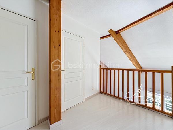 Vous recherchez un appartement spacieux, lumineux et prêt à accueillir votre famille ? Ce magnifique duplex T4 a tout pour vous séduire sur la commune de VIEUGY !

Dès l'entrée, vous découvrirez un intérieur bien agencé avec de nombreux rangements. Le séjour, baigné de lumière naturelle, constitue un véritable espace de vie convivial. La cuisine séparée, aménagée et équipée, offre un cadre pratique pour le quotidien. Un WC indépendant complète ce premier niveau.

À l'étage, l'espace nuit se compose de trois chambres lumineuses, idéales pour accueillir une famille ou aménager un bureau selon vos besoins. Une salle d'eau ainsi qu'une buanderie et une petite mezzanine viennent compléter ce niveau.

À l'extérieur, vous profiterez d'une grande terrasse, véritable prolongement de l'espace de vie, parfaite pour les repas en plein air et les moments de détente.

L'appartement dispose également d'une cave privative, idéale pour le stockage.

Quelques travaux de rafraîchissement permettront de révéler tout le potentiel de ce bien et de le mettre à votre goût, faisant de cet appartement une belle opportunité pour créer un intérieur qui vous ressemble.

Un garage est également disponible en supplément, un véritable petit plus pour votre confort au quotidien.

Les atouts du bien :

- Appartement T4 en duplex
- Grande terrasse
- Lumineux
- Cuisine séparée aménagée et équipée
- Nombreux rangements
- Salle d'eau
- Petite Buanderie
- WC indépendant
- Cave privative
- Garage possible en supplément
- Beau potentiel après rafraîchissement

Un bien rare offrant espace, luminosité et qualité de vie, à découvrir sans tarder !

Emplacement idéal, situé dans un quartier très calme et paisible, proche des petits commerces à pied, de la Zone commerciale et de l'Autoroute.

Ne tardez pas, contactez-moi pour organiser une visite et découvrir tout son potentiel.