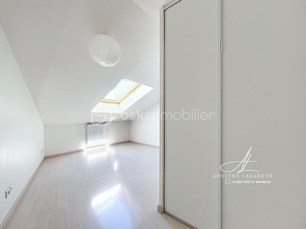 Vous recherchez un appartement spacieux, lumineux et prêt à accueillir votre famille ? Ce magnifique duplex T4 a tout pour vous séduire sur la commune de VIEUGY !

Dès l'entrée, vous découvrirez un intérieur bien agencé avec de nombreux rangements. Le séjour, baigné de lumière naturelle, constitue un véritable espace de vie convivial. La cuisine séparée, aménagée et équipée, offre un cadre pratique pour le quotidien. Un WC indépendant complète ce premier niveau.

À l'étage, l'espace nuit se compose de trois chambres lumineuses, idéales pour accueillir une famille ou aménager un bureau selon vos besoins. Une salle d'eau ainsi qu'une buanderie et une petite mezzanine viennent compléter ce niveau.

À l'extérieur, vous profiterez d'une grande terrasse, véritable prolongement de l'espace de vie, parfaite pour les repas en plein air et les moments de détente.

L'appartement dispose également d'une cave privative, idéale pour le stockage.

Quelques travaux de rafraîchissement permettront de révéler tout le potentiel de ce bien et de le mettre à votre goût, faisant de cet appartement une belle opportunité pour créer un intérieur qui vous ressemble.

Un garage est également disponible en supplément, un véritable petit plus pour votre confort au quotidien.

Les atouts du bien :

- Appartement T4 en duplex
- Grande terrasse
- Lumineux
- Cuisine séparée aménagée et équipée
- Nombreux rangements
- Salle d'eau
- Petite Buanderie
- WC indépendant
- Cave privative
- Garage possible en supplément
- Beau potentiel après rafraîchissement

Un bien rare offrant espace, luminosité et qualité de vie, à découvrir sans tarder !

Emplacement idéal, situé dans un quartier très calme et paisible, proche des petits commerces à pied, de la Zone commerciale et de l'Autoroute.

Ne tardez pas, contactez-moi pour organiser une visite et découvrir tout son potentiel.