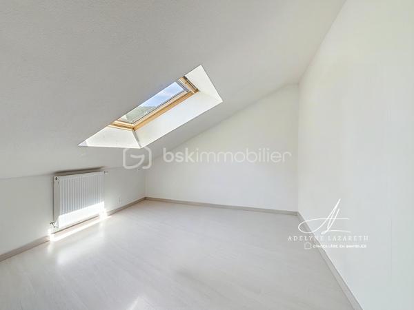 Vous recherchez un appartement spacieux, lumineux et prêt à accueillir votre famille ? Ce magnifique duplex T4 a tout pour vous séduire sur la commune de VIEUGY !

Dès l'entrée, vous découvrirez un intérieur bien agencé avec de nombreux rangements. Le séjour, baigné de lumière naturelle, constitue un véritable espace de vie convivial. La cuisine séparée, aménagée et équipée, offre un cadre pratique pour le quotidien. Un WC indépendant complète ce premier niveau.

À l'étage, l'espace nuit se compose de trois chambres lumineuses, idéales pour accueillir une famille ou aménager un bureau selon vos besoins. Une salle d'eau ainsi qu'une buanderie et une petite mezzanine viennent compléter ce niveau.

À l'extérieur, vous profiterez d'une grande terrasse, véritable prolongement de l'espace de vie, parfaite pour les repas en plein air et les moments de détente.

L'appartement dispose également d'une cave privative, idéale pour le stockage.

Quelques travaux de rafraîchissement permettront de révéler tout le potentiel de ce bien et de le mettre à votre goût, faisant de cet appartement une belle opportunité pour créer un intérieur qui vous ressemble.

Un garage est également disponible en supplément, un véritable petit plus pour votre confort au quotidien.

Les atouts du bien :

- Appartement T4 en duplex
- Grande terrasse
- Lumineux
- Cuisine séparée aménagée et équipée
- Nombreux rangements
- Salle d'eau
- Petite Buanderie
- WC indépendant
- Cave privative
- Garage possible en supplément
- Beau potentiel après rafraîchissement

Un bien rare offrant espace, luminosité et qualité de vie, à découvrir sans tarder !

Emplacement idéal, situé dans un quartier très calme et paisible, proche des petits commerces à pied, de la Zone commerciale et de l'Autoroute.

Ne tardez pas, contactez-moi pour organiser une visite et découvrir tout son potentiel.