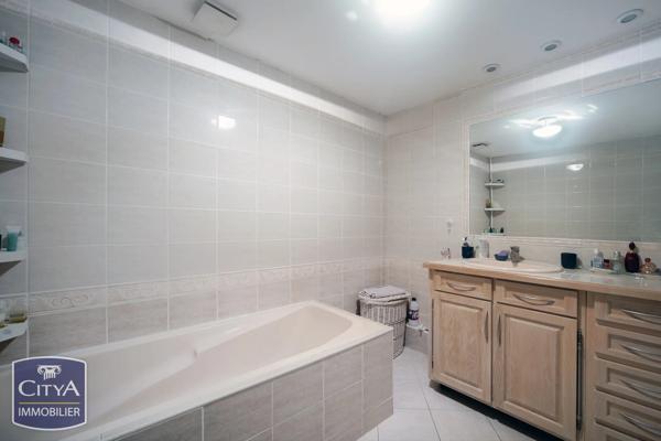 Maison à vendre 8 pièces 262m² Bourg-en-Bresse (01000)