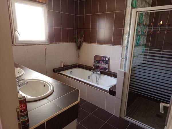 Villa plain pied 140m² sur 1000m² de terrain avec piscine, Donzère 379 000HAI