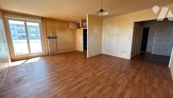A VENDRE - SAINT-MEMMIE - Appartement T4 avec balcon, cave et box de garage 

Situé à proximi...
