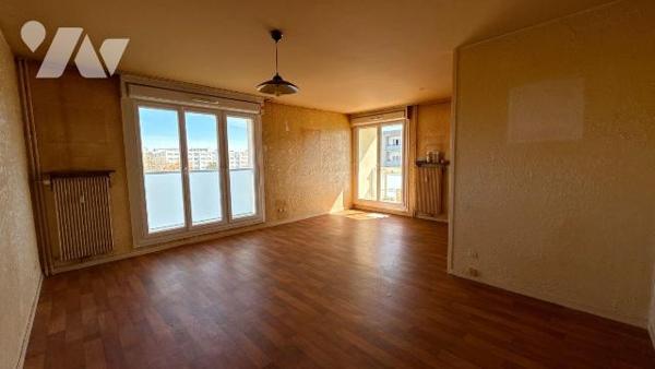A VENDRE - SAINT-MEMMIE - Appartement T4 avec balcon, cave et box de garage 

Situé à proximi...