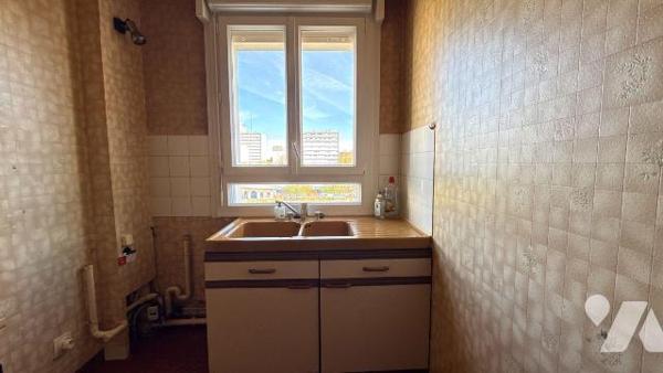 A VENDRE - SAINT-MEMMIE - Appartement T4 avec balcon, cave et box de garage 

Situé à proximi...