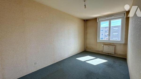 A VENDRE - SAINT-MEMMIE - Appartement T4 avec balcon, cave et box de garage 

Situé à proximi...