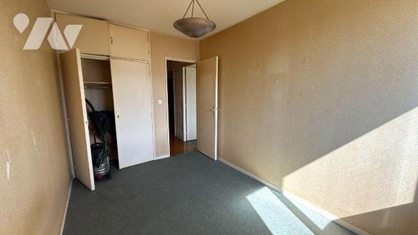 A VENDRE - SAINT-MEMMIE - Appartement T4 avec balcon, cave et box de garage 

Situé à proximi...