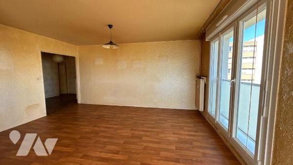 A VENDRE - SAINT-MEMMIE - Appartement T4 avec balcon, cave et box de garage 

Situé à proximi...