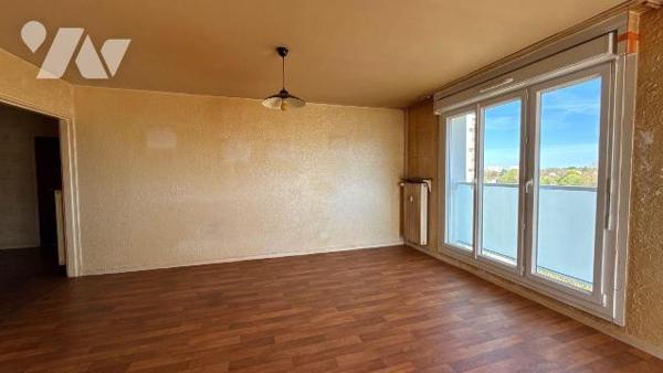 A VENDRE - SAINT-MEMMIE - Appartement T4 avec balcon, cave et box de garage 

Situé à proximi...