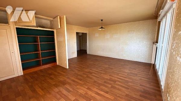 A VENDRE - SAINT-MEMMIE - Appartement T4 avec balcon, cave et box de garage 

Situé à proximi...