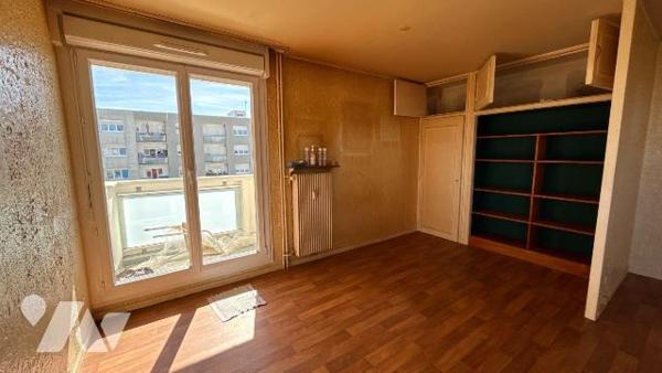 A VENDRE - SAINT-MEMMIE - Appartement T4 avec balcon, cave et box de garage 

Situé à proximi...