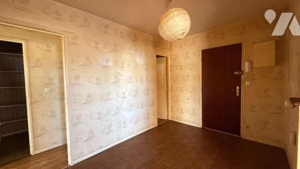 A VENDRE - SAINT-MEMMIE - Appartement T4 avec balcon, cave et box de garage 

Situé à proximi...