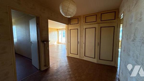 A VENDRE - SAINT-MEMMIE - Appartement T4 avec balcon, cave et box de garage 

Situé à proximi...