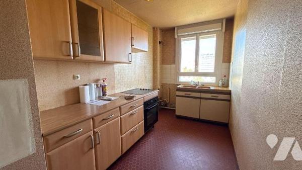 A VENDRE - SAINT-MEMMIE - Appartement T4 avec balcon, cave et box de garage 

Situé à proximi...