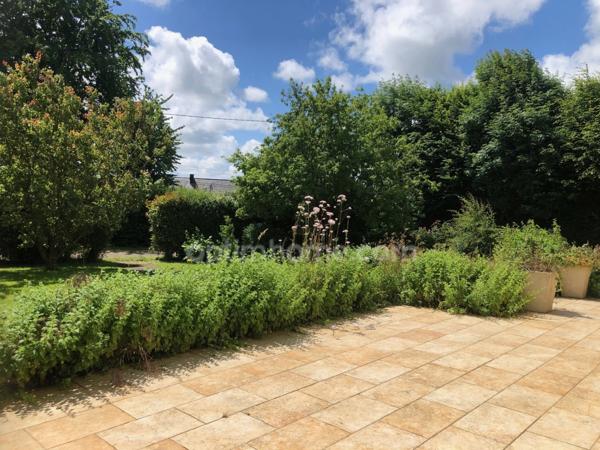 Proximité de Dozule - Maison de plain pied - 199 m2 - 5 chambres dont une en RDC - Dépendance - Garages - Terrain 2000 m2