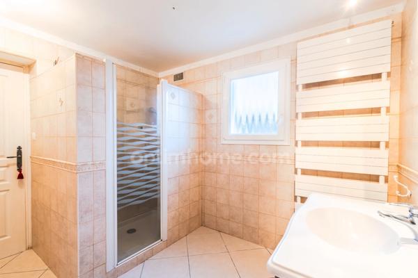 Proximité de Dozule - Maison de plain pied - 199 m2 - 5 chambres dont une en RDC - Dépendance - Garages - Terrain 2000 m2