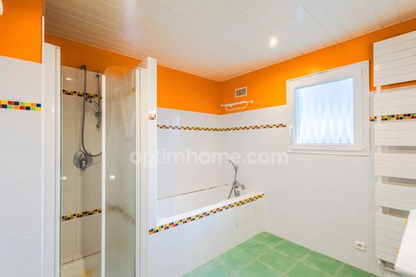 Proximité de Dozule - Maison de plain pied - 199 m2 - 5 chambres dont une en RDC - Dépendance - Garages - Terrain 2000 m2