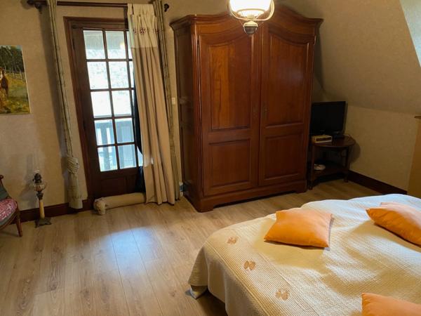 Maison type chaumière et son annexe 182 M2 en surface utile 4 Chambres grand salon au calme exposition sud sur un terrain de 6400 M2