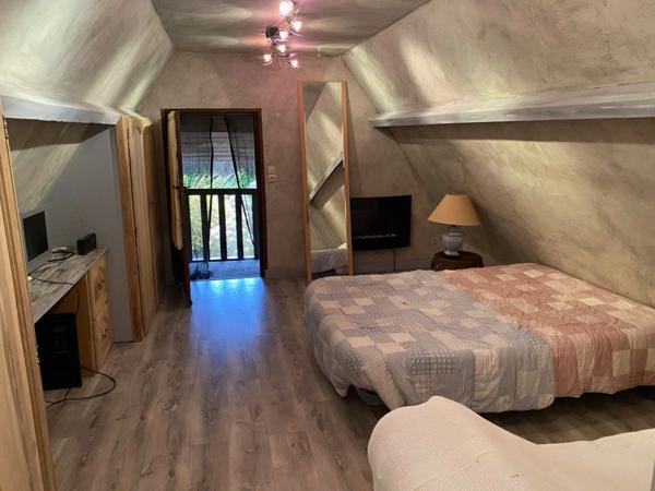 Maison type chaumière et son annexe 182 M2 en surface utile 4 Chambres grand salon au calme exposition sud sur un terrain de 6400 M2