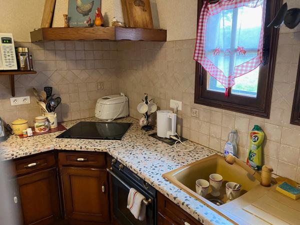 Maison type chaumière et son annexe 182 M2 en surface utile 4 Chambres grand salon au calme exposition sud sur un terrain de 6400 M2