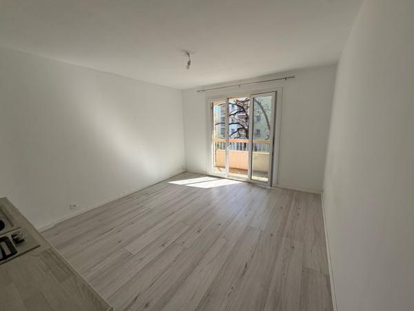 Hyères (83400) Studio + stationnement proche gare et plage