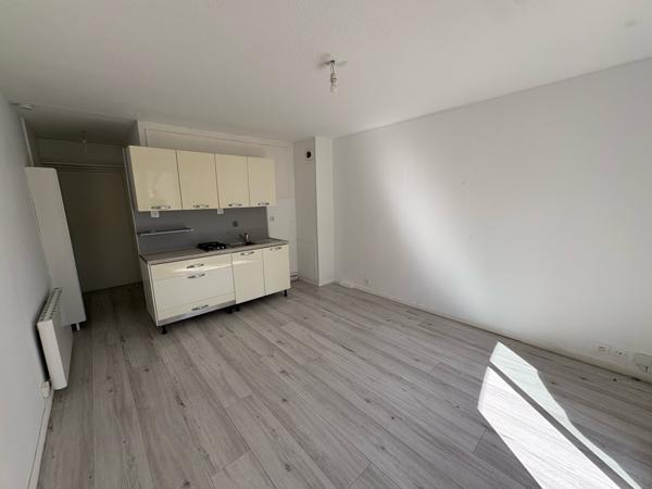 Hyères (83400) Studio + stationnement proche gare et plage