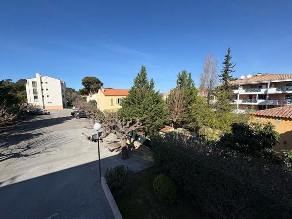 Hyères (83400) Studio + stationnement proche gare et plage