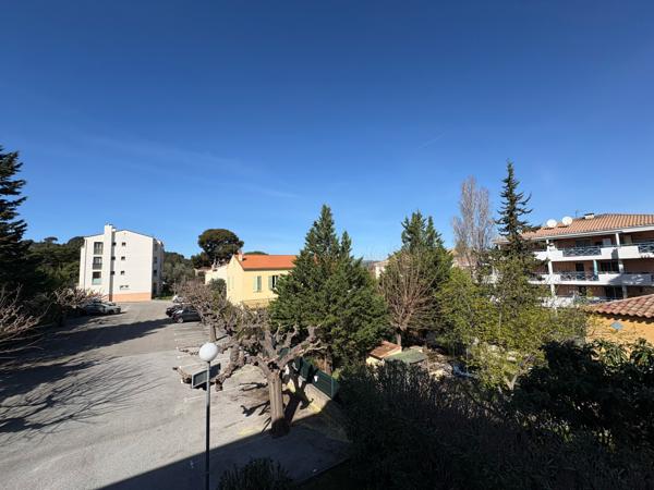Hyères (83400) Studio + stationnement proche gare et plage