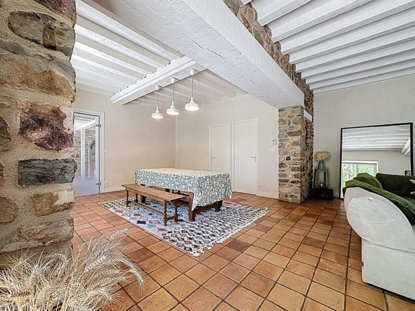 Longère en pierre -Saint-Pierre-La-Cour - 271.61m2