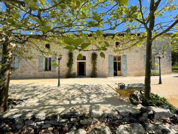 Beau domaine de 40 ha, maison d'amis et piscine