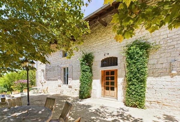 Beau domaine de 40 ha, maison d'amis et piscine