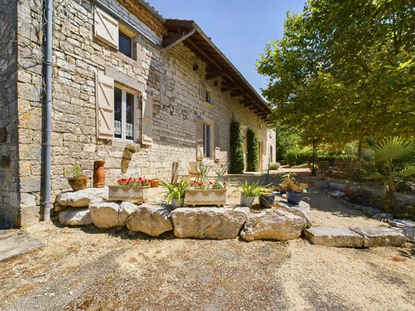 Beau domaine de 40 ha, maison d'amis et piscine