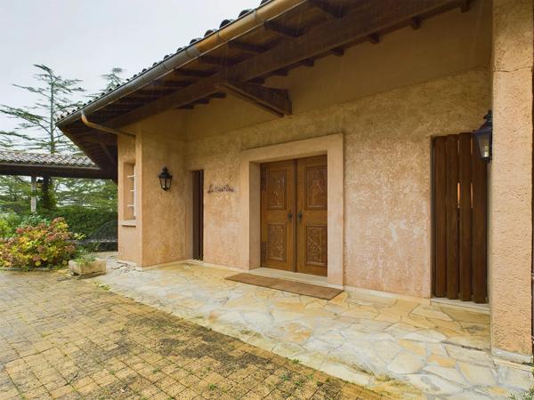 Belle situation pour cette magnifique propriété offrant six chambres