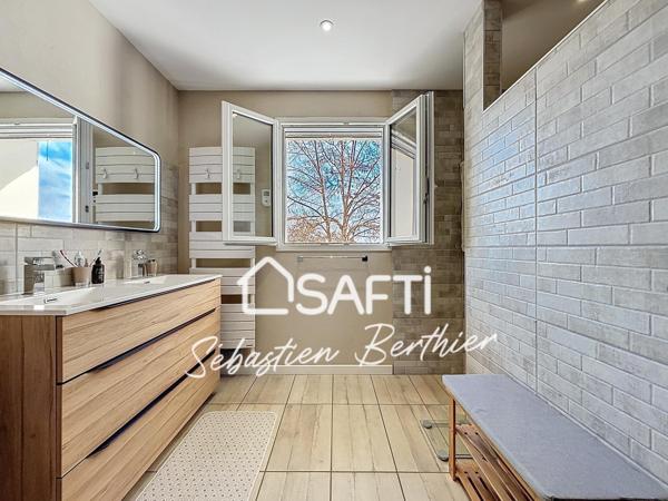 Grande maison  entièrement rénovée en 2021 de 150m² / Copropriété  divisée en deux habitations / Terrain 2500m² / Plusieurs possibilités