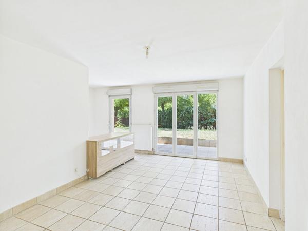 APPARTEMENT T3 EN REZ DE JARDIN AVEC CAVE ET GARAGE DANS RESIDENCE PRISEE AVEC PISCINE SITUE A BOURG LES VALENCE 26500