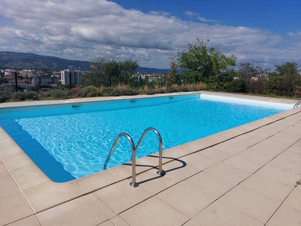APPARTEMENT T3 EN REZ DE JARDIN AVEC CAVE ET GARAGE DANS RESIDENCE PRISEE AVEC PISCINE SITUE A BOURG LES VALENCE 26500