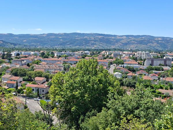 APPARTEMENT T3 EN REZ DE JARDIN AVEC CAVE ET GARAGE DANS RESIDENCE PRISEE AVEC PISCINE SITUE A BOURG LES VALENCE 26500