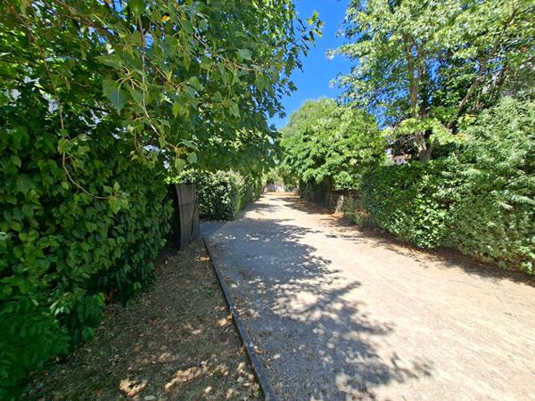 APPARTEMENT T3 EN REZ DE JARDIN AVEC CAVE ET GARAGE DANS RESIDENCE PRISEE AVEC PISCINE SITUE A BOURG LES VALENCE 26500