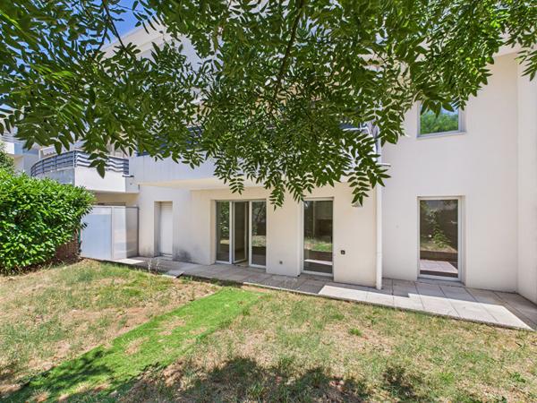 APPARTEMENT T3 EN REZ DE JARDIN AVEC CAVE ET GARAGE DANS RESIDENCE PRISEE AVEC PISCINE SITUE A BOURG LES VALENCE 26500